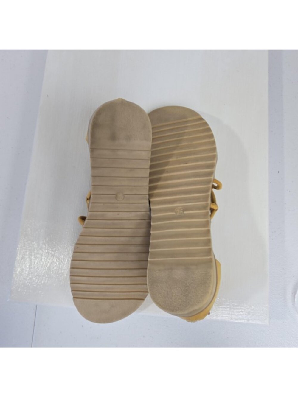 Very G Sandals Womens Size 7.5 Yellow Gladiator Flat Strappy Zip Back Faux Suede - Picture 10 of 11